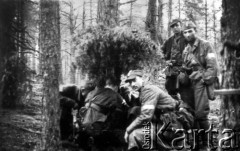 20-21.07.1944, Puszcza Rudnicka, pow. Wileńsko-Trocki.
Oddział partyzancki Bazy z Kedywu Komendy Okręgu Wileńskiego AK. Tymczasowy leśny biwak. Od prawej: prawdopodobnie NN 