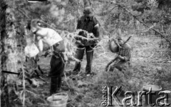 24.07.1944, Puszcza Nacka, okolice Jocz, pow. Wileńsko-Trocki.
Oddział partyzancki Bazy z Kedywu Komendy Okręgu Wileńskiego AK. Biwak nad rzeką Wohubką na przeciwko Jocz. Suczenie ubrań, jedzenie i odpoczynek po wyczerpującym nocnym marszu.
Fot. Zygmunt Zniszczyński, zbiory Ośrodka KARTA, kolekcja BAZY-MIÓD [sygn. 7/17]

