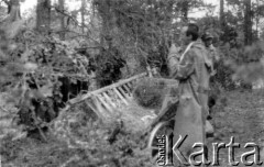 24.07.1944, Puszcza Nacka, okolice Jocz, pow. Wileńsko-Trocki.
Oddział partyzancki Bazy z Kedywu Komendy Okręgu Wileńskiego AK. Biwak nad rzeką Wohubką na przeciwko Jocz. Suczenie ubrań, jedzenie i odpoczynek po wyczerpującym nocnym marszu. Na zdjęciu: plut. pchor. Andrzej Święcicki 
