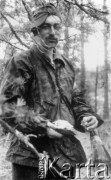 24.07.1944, Puszcza Nacka, okolice Jocz, pow. Wileńsko-Trocki.
Oddział partyzancki Bazy z Kedywu Komendy Okręgu Wileńskiego AK. Biwak nad rzeką Wohubką na przeciwko Jocz. Suczenie ubrań, jedzenie i odpoczynek po wyczerpującym nocnym marszu. Na zdjęciu Wojciech Bohuszewicz 
