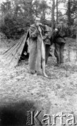 24.07.1944, Puszcza Nacka, okolice Jocz, pow. Wileńsko-Trocki.
Oddział partyzancki Bazy z Kedywu Komendy Okręgu Wileńskiego AK. Biwak nad rzeką Wohubką na przeciwko Jocz. Suczenie ubrań, jedzenie i odpoczynek po wyczerpującym nocnym marszu. Na zdjęciu plut. pchor. Andrzej Święcicki 