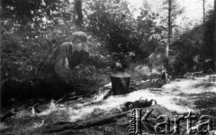 Koniec lipca 1944, Puszcza Grodzieńska, pow. Grodno.
Oddział partyzancki Bazy z Kedywu Komendy Okręgu Wileńskiego AK. Biwak w puszczy - Mieczysław Zniszczyński 