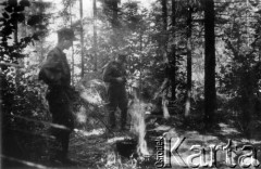 Koniec lipca 1944, Puszcza Grodzieńska, pow. Grodno.
Oddział partyzancki Bazy z Kedywu Komendy Okręgu Wileńskiego AK. Biwak w puszczy. Mieczysław Zniszczyński 