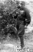 Koniec lipca 1944, Puszcza Grodzieńska, pow. Grodno.
Oddział partyzancki Bazy z Kedywu Komendy Okręgu Wileńskiego AK. Erkaemista NN 