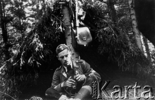 Koniec lipca 1944, Puszcza Grodzieńska, pow. Grodno.
Oddział partyzancki Bazy z Kedywu Komendy Okręgu Wileńskiego AK na biwaku w puszczy. Plut. Jan Nasutto 