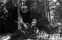 Koniec lipca 1944, Puszcza Grodzieńska, pow. Grodno.
Oddział partyzancki Bazy z Kedywu Komendy Okręgu Wileńskiego AK na biwaku w puszczy. Plut. Jan Nasutto 