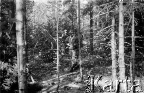 Koniec lipca 1944, Puszcza Grodzieńska, pow. Grodno.
Oddział partyzancki Bazy z Kedywu Komendy Okręgu Wileńskiego AK. Przez zagajnik przedziera się Jan Leszczyński 