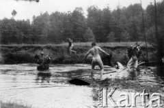 Prawdopodobnie 25.07.1944, Powosupie, Puszcza Grodzieńska, pow. Wilno-Troki.
Oddział partyzancki Bazy z Kedywu Komendy Okręgu Wileńskiego AK podczas przeprawy przez rzekę Ułę. Z prawej strony, po żerdziach idzie NN 