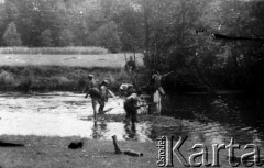 Prawdopodobnie 25.07.1944, Powosupie, Puszcza Grodzieńska, pow. Wilno-Troki.
Oddział partyzancki Bazy z Kedywu Komendy Okręgu Wileńskiego AK podczas przeprawy przez rzekę Ułę.
Fot. Zygmunt Zniszczyński, zbiory Ośrodka KARTA, kolekcja BAZY-MIÓD [sygn. 13/?]

