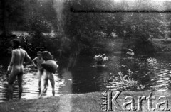 Prawdopodobnie 25.07.1944, Powosupie, Puszcza Grodzieńska, pow. Wilno-Troki.
Oddział partyzancki Bazy z Kedywu Komendy Okręgu Wileńskiego AK podczas przeprawy przez rzekę Ułę.
Fot. Zygmunt Zniszczyński, zbiory Ośrodka KARTA, kolekcja BAZY-MIÓD [sygn. 13/?]

