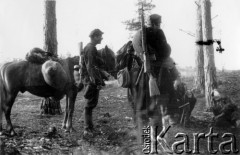 01-08.08.1944, okolice wsi Chorodyszcze, Puszcza Grodzieńska, pow. Grodno.
Oddział partyzancki Bazy z Kedywu Komendy Okręgu Wileńskiego AK podczas obozowania w lesie nad rzeką Kotrą, na północ od spalonej wsi Chorodyszcze. Partyzanci na patrolu po żywność, odpoczywają w wypalonym lesie.
Fot. Zygmunt Zniszczyński, zbiory Ośrodka KARTA, kolekcja BAZY-MIÓD [sygn. 2/5]

