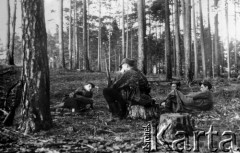 01-08.08.1944, okolice wsi Chorodyszcze, Puszcza Grodzieńska, pow. Grodno.
Oddział partyzancki Bazy z Kedywu Komendy Okręgu Wileńskiego AK podczas obozowania w lesie nad rzeką Kotrą, na północ od spalonej wsi Chorodyszcze. Partyzanci na patrolu po żywność, odpoczywają w wypalonym lesie.
Fot. Zygmunt Zniszczyński, zbiory Ośrodka KARTA, kolekcja BAZY-MIÓD [sygn. 2/7?]

