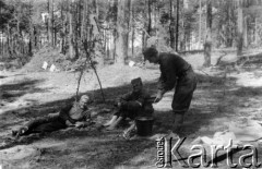 01-02.08.1944, okolice wsi Chorodyszcze, Puszcza Grodzieńska, pow. Grodno.
Oddział partyzancki Bazy z Kedywu Komendy Okręgu Wileńskiego AK podczas obozowania w lesie nad rzeką Kotrą, na północ od spalonej wsi Chorodyszcze. Przy ognisku od lewej: NN 