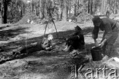 01-02.08.1944, okolice wsi Chorodyszcze, Puszcza Grodzieńska, pow. Grodno.
Oddział partyzancki Bazy z Kedywu Komendy Okręgu Wileńskiego AK podczas obozowania w lesie nad rzeką Kotrą, na północ od spalonej wsi Chorodyszcze. Przy ognisku od lewej: NN 