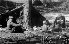 01-02.08.1944, okolice wsi Chorodyszcze, Puszcza Grodzieńska, pow. Grodno.
Oddział partyzancki Bazy z Kedywu Komendy Okręgu Wileńskiego AK podczas obozowania w lesie nad rzeką Kotrą, na północ od spalonej wsi Chorodyszcze. Przed szałasem siedzą NN 