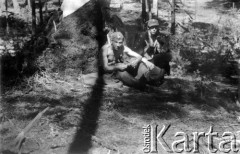 01-02.08.1944, okolice wsi Chorodyszcze, Puszcza Grodzieńska, pow. Grodno.
Oddział partyzancki Bazy z Kedywu Komendy Okręgu Wileńskiego AK podczas obozowania w lesie nad rzeką Kotrą, na północ od spalonej wsi Chorodyszcze. Z lewej przed szałasem siedzą NN 