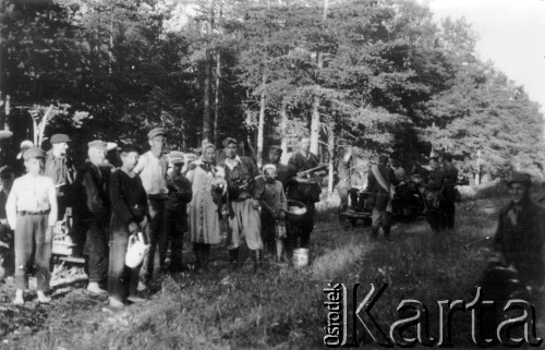 26-27.07.1944, okolice wsi Chorodyszcze, Puszcza Grodzieńska, pow. Grodno.
Oddział partyzancki Bazy z Kedywu Komendy Okręgu Wileńskiego AK. Spotkanie przy kolejce wąskotorowej z ukrywającą się w Puszczy ludnością cywilną. W środku, obejmuje kobietę Jan Leszczyński 