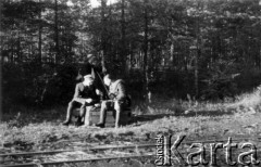 26-27.07.1944, okolice wsi Chorodyszcze, Puszcza Grodzieńska, pow. Grodno.
Oddział partyzancki Bazy z Kedywu Komendy Okręgu Wileńskiego AK. Trzej NN partyzanci przy kolejce wąskotorowej.
Fot. Zygmunt Zniszczyński, zbiory Ośrodka KARTA, kolekcja BAZY-MIÓD [sygn. 2/22]

