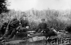 26-27.07.1944, okolice wsi Chorodyszcze, Puszcza Grodzieńska, pow. Grodno.
Oddział partyzancki Bazy z Kedywu Komendy Okręgu Wileńskiego AK. Na drezynie od lewej siedzą: NN 