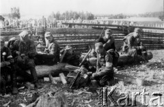 Koniec lipca 1944, Puszcza Grodzieńska, pow. Grodno.
Oddział partyzancki Bazy z Kedywu Komendy Okręgu Wileńskiego AK podczas odpoczynku w gospodarstwie. Od lewej siedzą: Edward Jeleński 