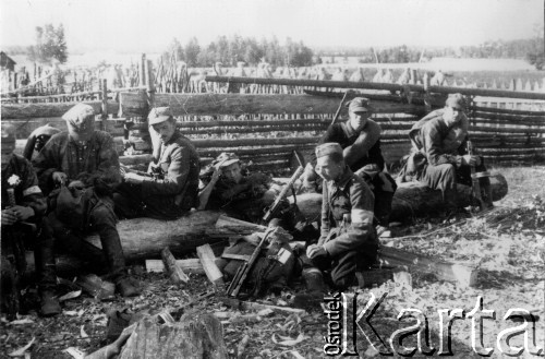 Koniec lipca 1944, Puszcza Grodzieńska, pow. Grodno.
Oddział partyzancki Bazy z Kedywu Komendy Okręgu Wileńskiego AK podczas odpoczynku w gospodarstwie. Od lewej siedzą: Edward Jeleński 