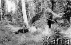 Koniec lipca 1944, Puszcza Grodzieńska, pow. Grodno.
Oddział partyzancki Bazy z Kedywu Komendy Okręgu Wileńskiego AK na biwaku w puszczy.
Fot. Zygmunt Zniszczyński, zbiory Ośrodka KARTA, kolekcja BAZY-MIÓD [sygn. 2/28]

