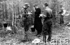24-26.07.1944, Puszcza Nacka, pow. Wileńsko-Trocki.
Oddział partyzancki Bazy z Kedywu Komendy Okręgu Wileńskiego AK. Obozowisko z zaroślach. Od lewej: por. Adam Walczak 