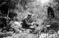 Koniec lipca 1944, Puszcza Grodzieńska, pow. Grodno.
Oddział partyzancki Bazy z Kedywu Komendy Okręgu Wileńskiego AK. Partyzant 