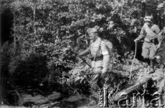 Koniec lipca 1944, Puszcza Grodzieńska, pow. Grodno.
Oddział partyzancki Bazy z Kedywu Komendy Okręgu Wileńskiego AK. Po kładce przeprawiają się Dubrowski 