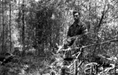 24.07.1944, Puszcza Nacka, okolice Jocz, pow. Wileńsko-Trocki.
Oddział partyzancki Bazy z Kedywu Komendy Okręgu Wileńskiego AK. Biwak nad rzeką Wohubką na przeciwko Jocz. Suczenie ubrań, jedzenie i odpoczynek po wyczerpującym nocnym marszu. Na zdjęciu Wojciech Bohuszewicz 
