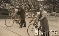 1923, Warszawa, Polska.
Józef Oksiutycz i Stanisław Podgórski na starcie wyścigu kolarskiego na Dynasach. Obok mężczyźni wypuszczający ich do startu. W tle publiczność i sędziowie.
Fot. NN, zbiory Ośrodka Karta, udostępniło Warszawskie Towarzystwo Cyklistów (WTC).