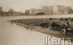 1928, Warszawa, Polska.
Wyścig długodystansowy o Mistrzostwo Polski na torze na Dynasach. Widoczny stolik sędziowski oraz zabudowa Powiśla.
Fot. NN, zbiory Ośrodka Karta, udostępniło Warszawskie Towarzystwo Cyklistów (WTC).