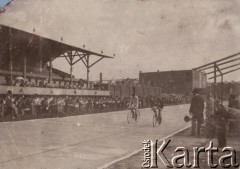 1923, Warszawa, Polska.
Wyścig na torze na Dynasach, wygrywa Lucjan Kamiński, drugi Stanisław Podgórski.
Fot. NN, zbiory Ośrodka Karta, udostępniło Warszawskie Towarzystwo Cyklistów (WTC).