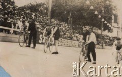 1935, Warszawa, Polska.
Start wyścigu kolarskiego na Dynasach. Obok zawodników mężczyźni wypuszczający ich do startu. W tle publiczność i sędziowie.
Fot. NN, zbiory Ośrodka Karta, udostępniło Warszawskie Towarzystwo Cyklistów (WTC).