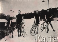 1924, Polska.
Czwórka czołowych torowców: Józef Lange, Franciszek Szymczyk, Stanisław Podgórski i Józef Oksiutycz.
Fot. NN, zbiory Ośrodka Karta, udostępniło Warszawskie Towarzystwo Cyklistów (WTC).