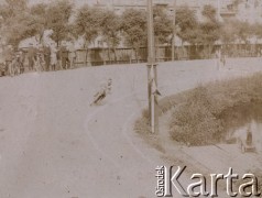 1896, Warszawa, Polska pod zaborem rosyjskim.
Emil Szyller na torze w czasie wyścigu.
Fot. NN, zbiory Ośrodka Karta, udostępniło Warszawskie Towarzystwo Cyklistów (WTC).