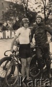 1935, Warszawa, Polska.
Zawodnicy wyścigu na torze na Dynasach.
Fot. NN, zbiory Ośrodka Karta, udostępniło Warszawskie Towarzystwo Cyklistów (WTC).