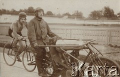 1920, Polska.
Zawodnik podczas jazdy kolarskiej za motocyklem (wyścig sztajerów). 
Fot. NN, zbiory Ośrodka Karta, udostępniło Warszawskie Towarzystwo Cyklistów (WTC).