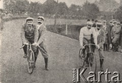 1892, Warszawa, Polska pod zaborem rosyjskim.
Wacław Wyczałkowski i Mieczysław Horodyński na starcie wyścigu kolarskiego. Obok mężczyźni wypuszczający ich do startu. W tle publiczność i sędziowie
Fot. NN, zbiory Ośrodka Karta, udostępniło Warszawskie Towarzystwo Cyklistów (WTC).