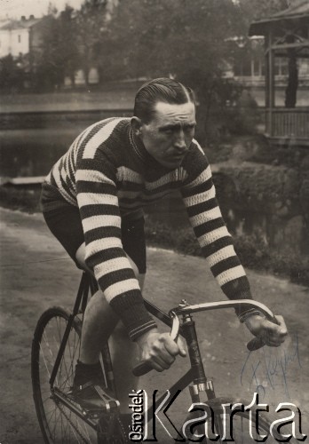 1912, Warszawa, Polska pod zaborem rosyjskim..
Cyklista w czasie jazdy na torze na Dynasach.
Fot. NN, zbiory Ośrodka Karta, udostępniło Warszawskie Towarzystwo Cyklistów (WTC).