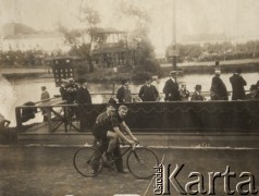 1912, Warszawa, Polska pod zaborem rosyjskim.
Thorvald Ellegaard z Danii, wielokrotny mistrz świata, na starcie wyścigu kolarskiego na Dynasach. Obok mężczyzna wypuszczający go do startu. W tle publiczność i sędziowie
Fot. NN, zbiory Ośrodka Karta, udostępniło Warszawskie Towarzystwo Cyklistów (WTC).
