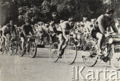 Lata 30-te, brak miejsca.
Wyścigi za prowadzeniem lekkich motorowerów (derny). 
Fot. NN, zbiory Ośrodka Karta, udostępniło Warszawskie Towarzystwo Cyklistów (WTC).