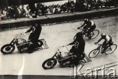 Lata 30-te, brak miejsca.
Wyścigi za prowadzeniem motorów (wyścig sztajerów). Faza źle obliczonego ataku, moment odpadnięcia zawodnika od rolki.
Fot. NN, zbiory Ośrodka Karta, udostępniło Warszawskie Towarzystwo Cyklistów (WTC).