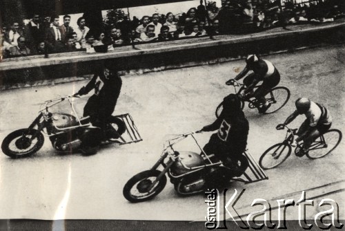 Lata 30-te, brak miejsca.
Wyścigi za prowadzeniem motorów (wyścig sztajerów). Faza źle obliczonego ataku, moment odpadnięcia zawodnika od rolki.
Fot. NN, zbiory Ośrodka Karta, udostępniło Warszawskie Towarzystwo Cyklistów (WTC).