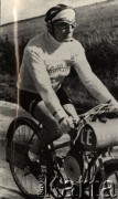 Lata 30-te, brak miejsca.
Wyścigi za prowadzeniem lekkich motorowerów (derny), ubiór i pozycja lidera.
Fot. NN, zbiory Ośrodka Karta, udostępniło Warszawskie Towarzystwo Cyklistów (WTC).