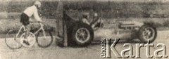 Brak daty, brak miejsca.
Zawodnik na sztajerówce podczas wyścigu za prowadzeniem mechanicznym (176 km/h).
Fot. NN, zbiory Ośrodka Karta, udostępniło Warszawskie Towarzystwo Cyklistów (WTC).