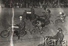 Lata 30-te, brak miejsca.
Wyścigi za prowadzeniem motorów (wyścig sztajerów), moment ataku z kontratakiem.
Fot. NN, zbiory Ośrodka Karta, udostępniło Warszawskie Towarzystwo Cyklistów (WTC).