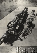 Lata 30-te, brak miejsca.
Wyścigi za prowadzeniem motorów (wyścig sztajerów), moment ataku.
Fot. NN, zbiory Ośrodka Karta, udostępniło Warszawskie Towarzystwo Cyklistów (WTC).