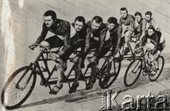 1898, brak miejsca.
Wyścig za czteroosobowym kwadrupletem (tandem dla czterech osób).
Fot. NN, zbiory Ośrodka Karta, udostępniło Warszawskie Towarzystwo Cyklistów (WTC).