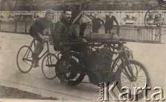 22.01.1909, brak miejsca.
Zawodnik przed wyścigiem za prowadzeniem motorów (wyścig sztajerów). 
Fot. NN, zbiory Ośrodka Karta, udostępniło Warszawskie Towarzystwo Cyklistów (WTC).